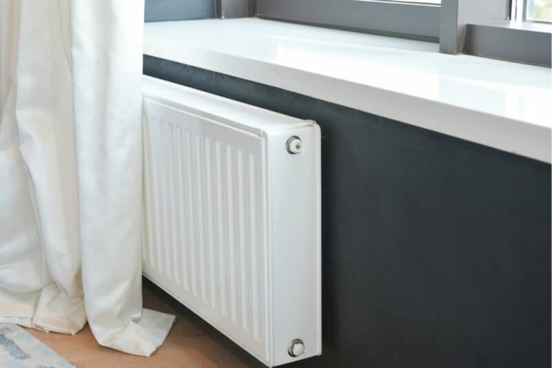 verwarming radiator en vensterbank met gordijn
